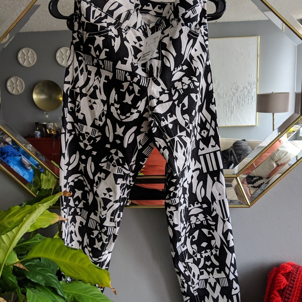 New- BLK / white graphic skinny jeans